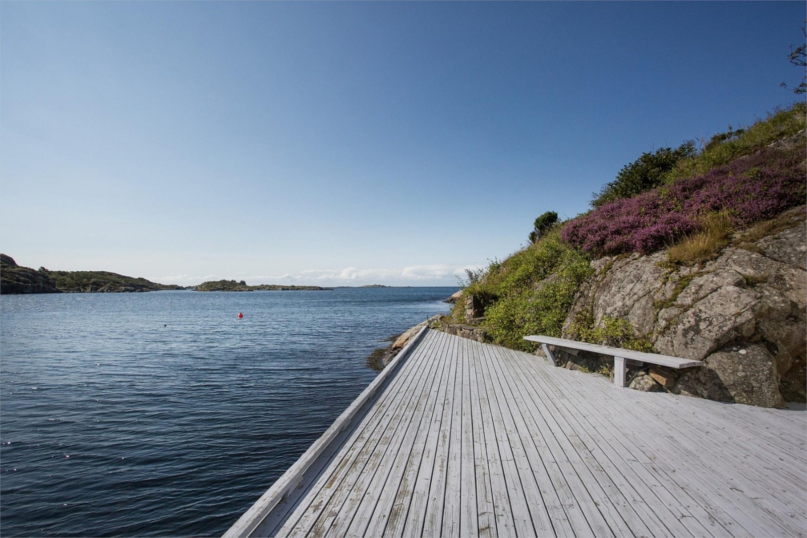 Brygge med båtplasser og flotte bademuligheter Galleribilde