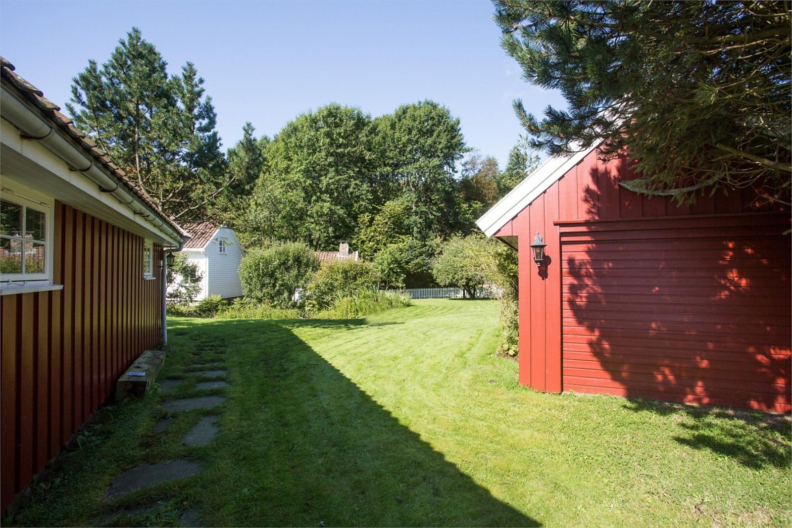 Adkomst - her ser vi også garasjene Galleribilde