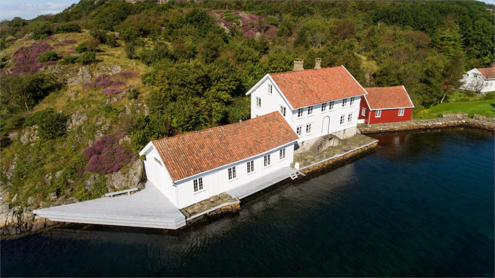 Båtbyggeriet og Bugtehuset. Det røde huset er Trimhuset. Så ser vi Bugtehuset helt til høyre i bildet. Galleribilde