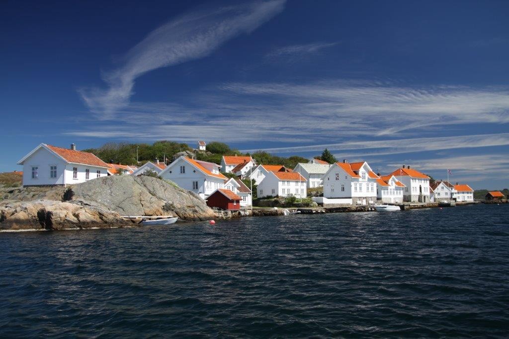 Loshavn - Stedet har en historie med særpreg, spesielt i krigsårene 1807-1814, i den såkalte kapertiden. I disse årene hadde stedet los-virksomhet og drev autorisert kapring av engelske skip langs kysten. Galleribilde