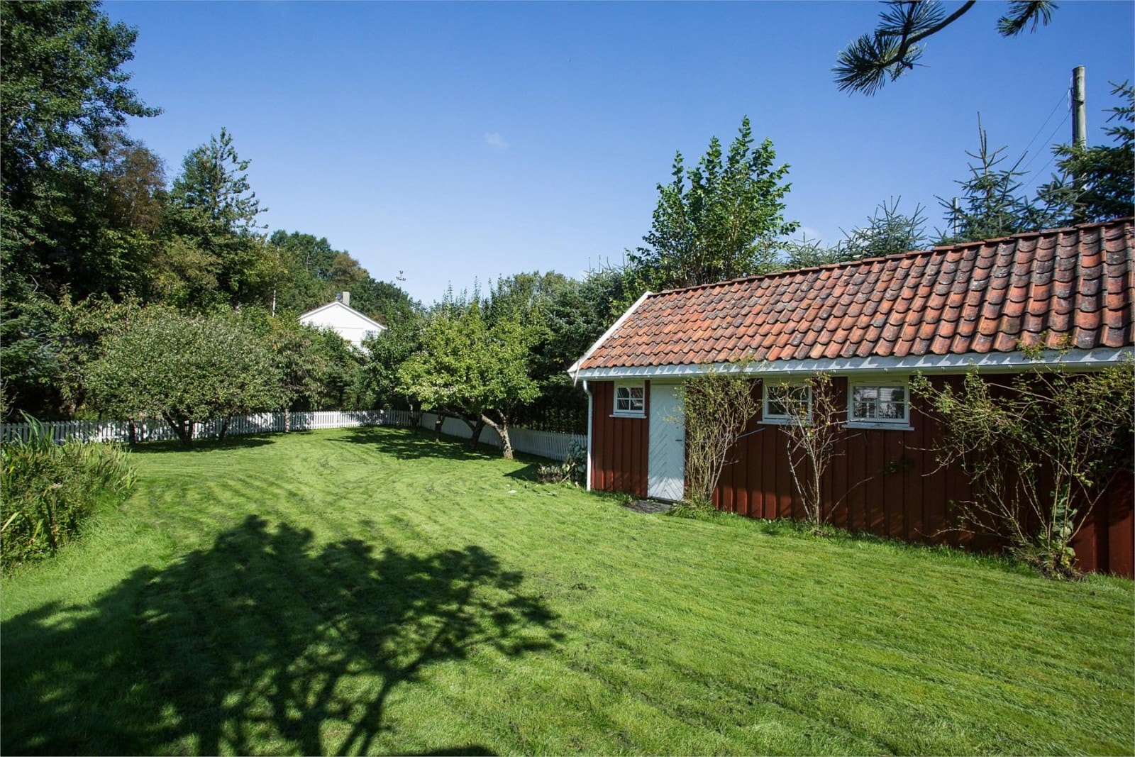 Garasje og flott usjenert plenareal Galleribilde