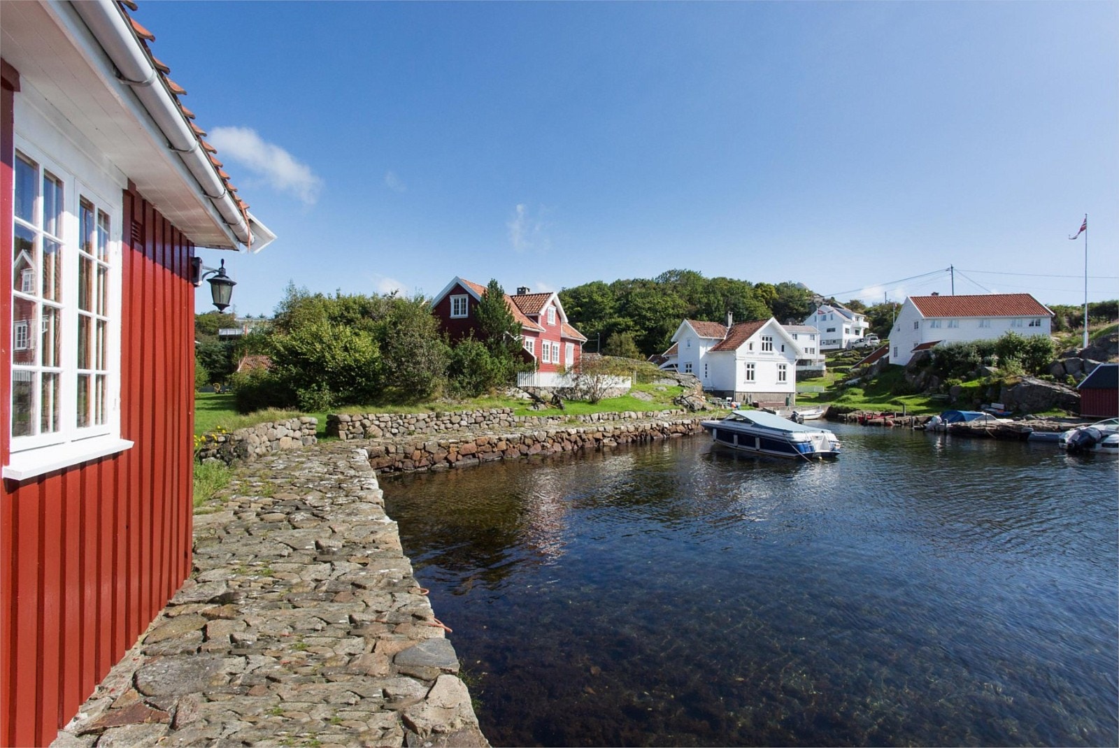 Bilde innover i Bukta med det rød Matroshuset i midten av bildet Galleribilde