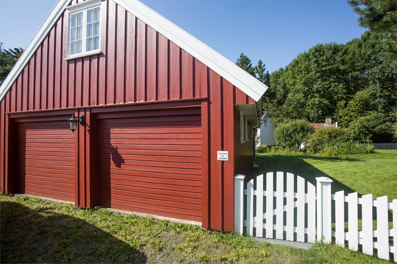 Dobbel garasje med innredet loft Galleribilde