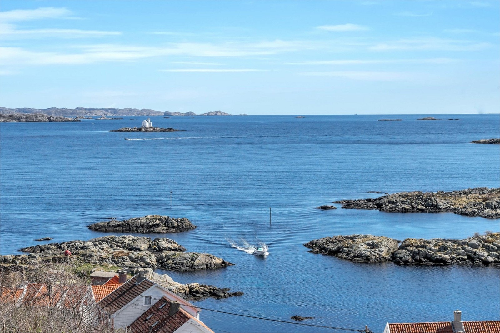 Nydelig skjærgård ved Loshavn. Katland fyr ses i bakgrunnen. Galleribilde