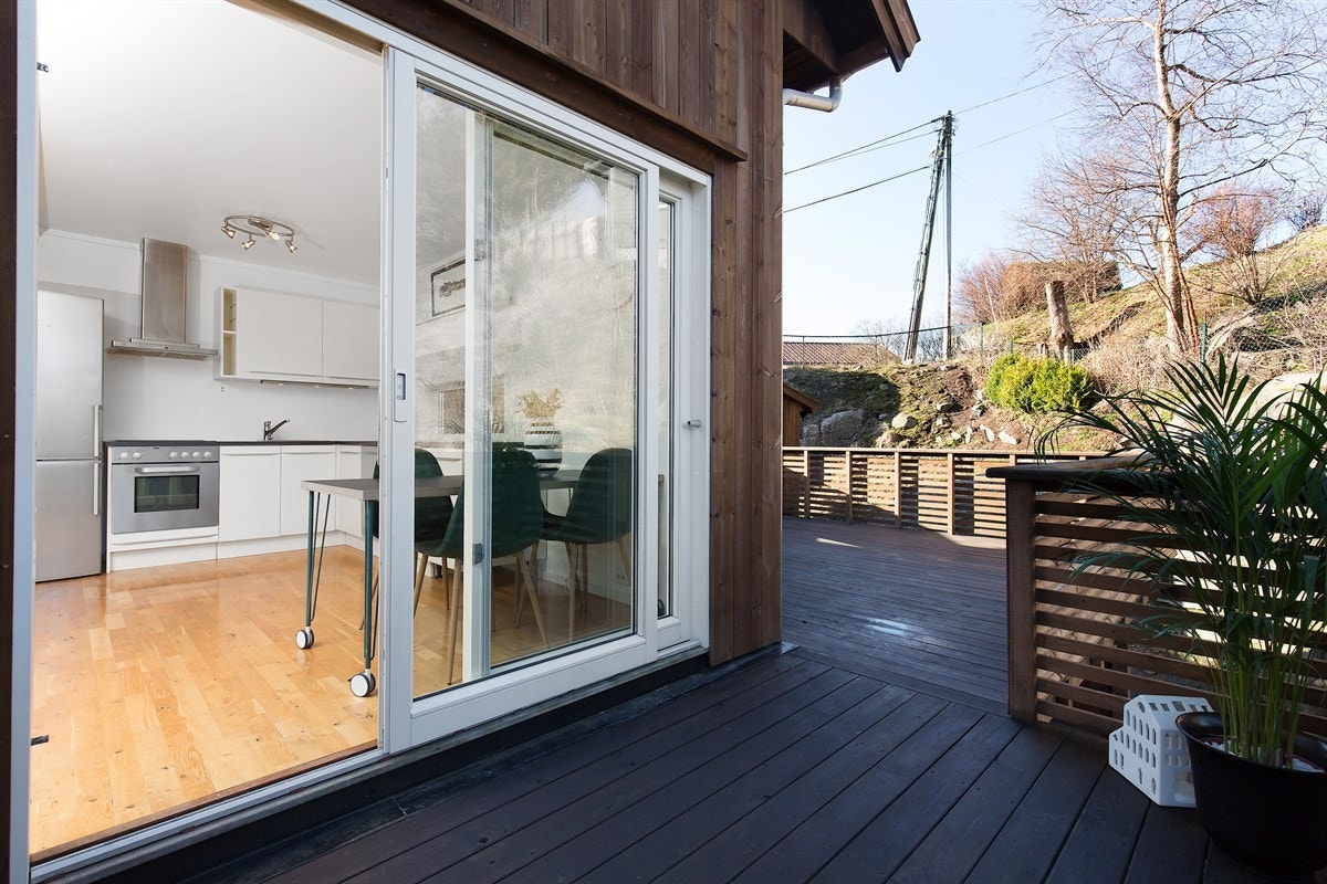 Greit med kort vei til kjøkkenet når grillen skal fyres Galleribilde