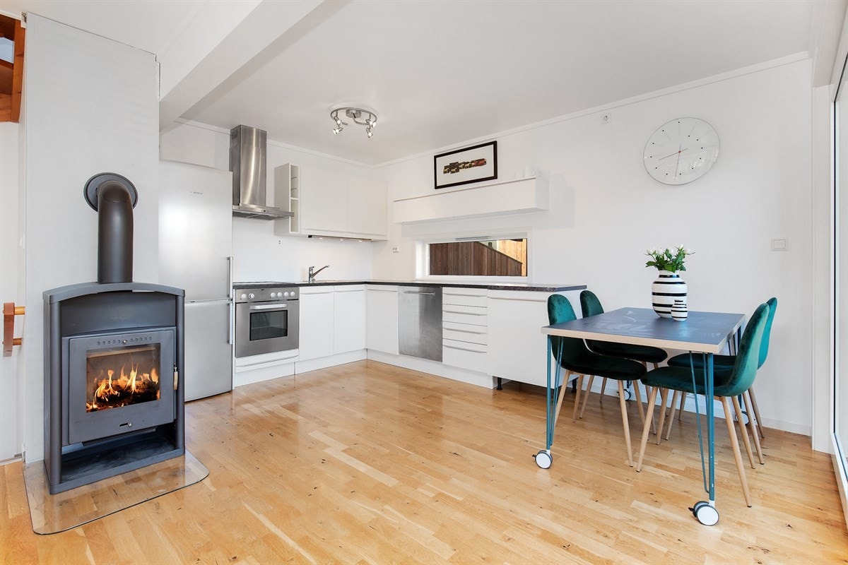 Åpen kjøkkenløsning med god plass til spisebord Galleribilde