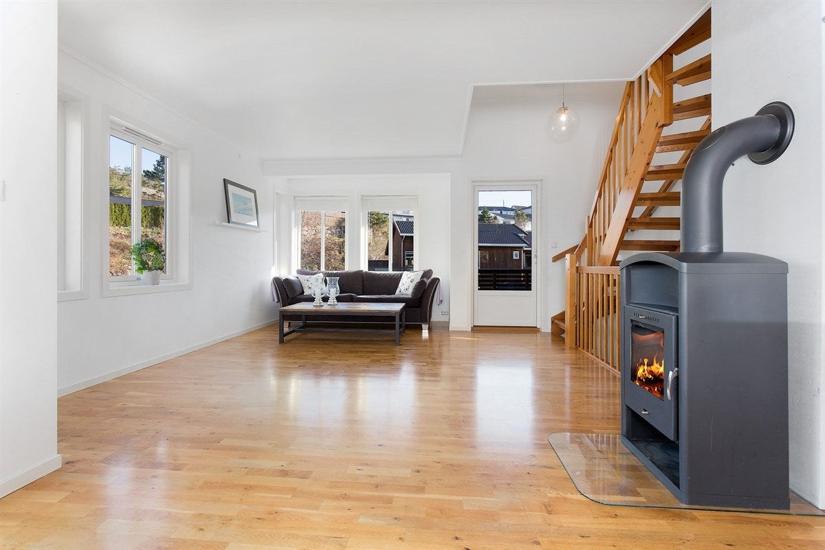 Åpen stue med flere møbleringsmuligheter Galleribilde