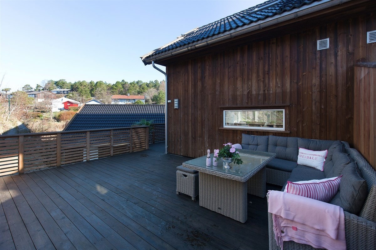 Lun og usjenert uteplass/terrasse Galleribilde