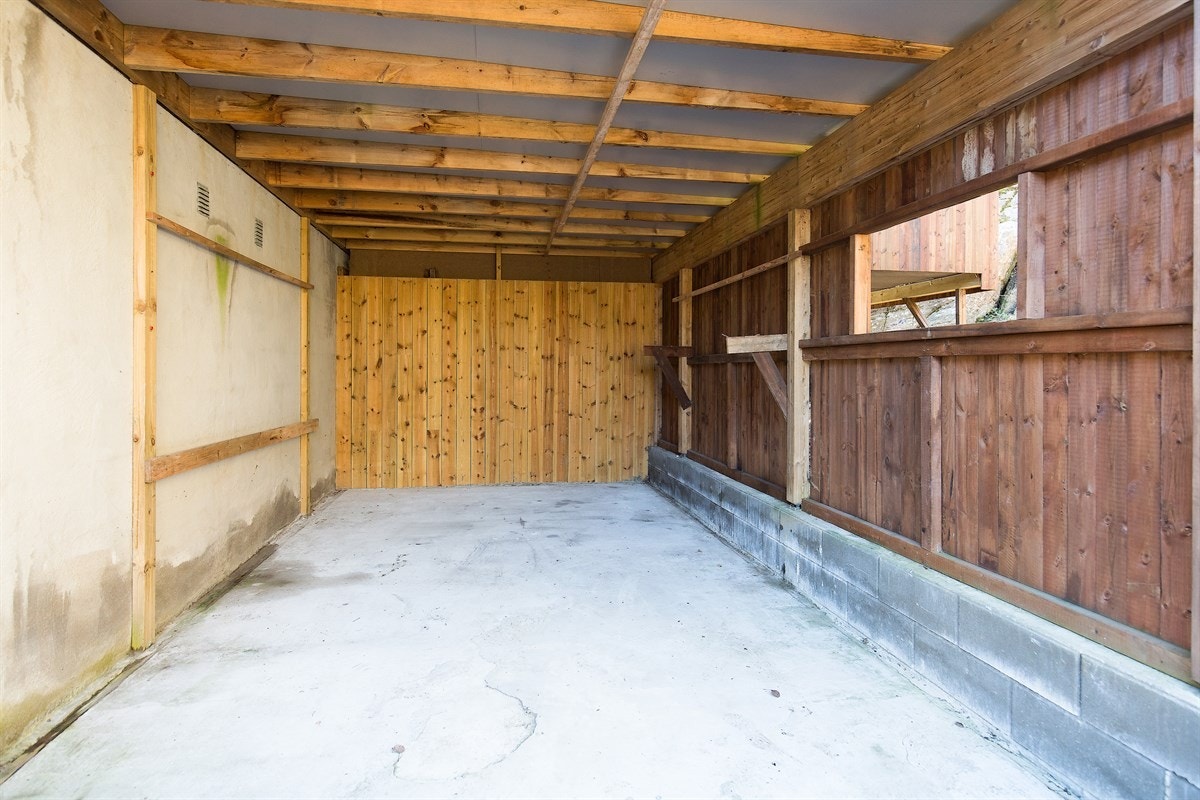 Under terrassen er det opprinnelig carport, som nå best egner seg til lagring og sykkelparkering Galleribilde