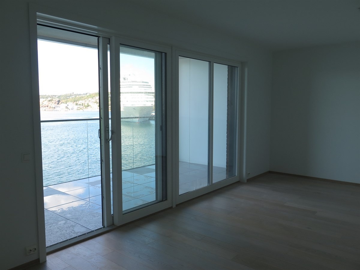 Fra stuen er det utgang til romslig balkong Galleribilde