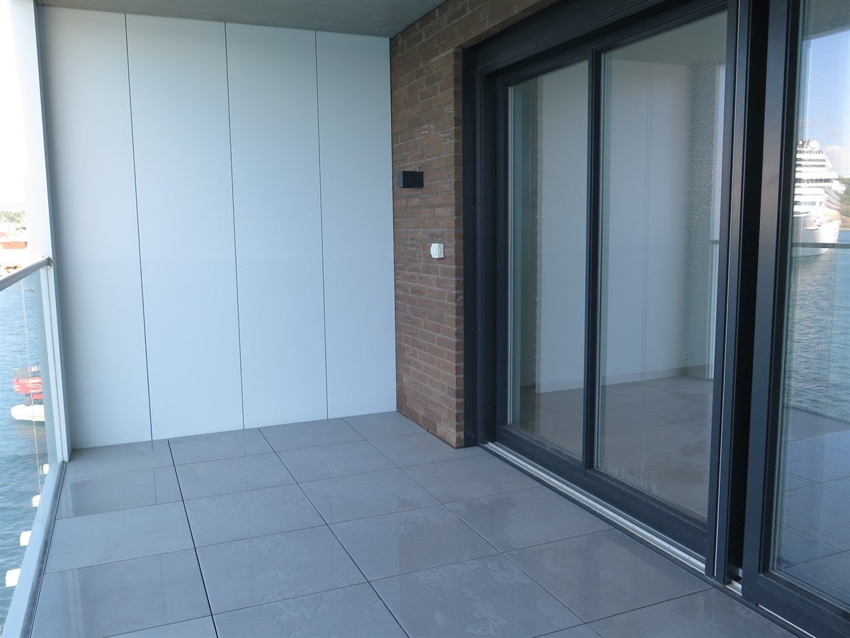 Romslig balkong med nydelig sjøutsikt Galleribilde