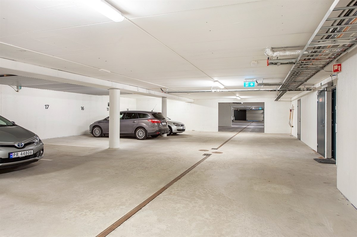 Garasjeplass i lukket parkeringskjeller medfølger Galleribilde