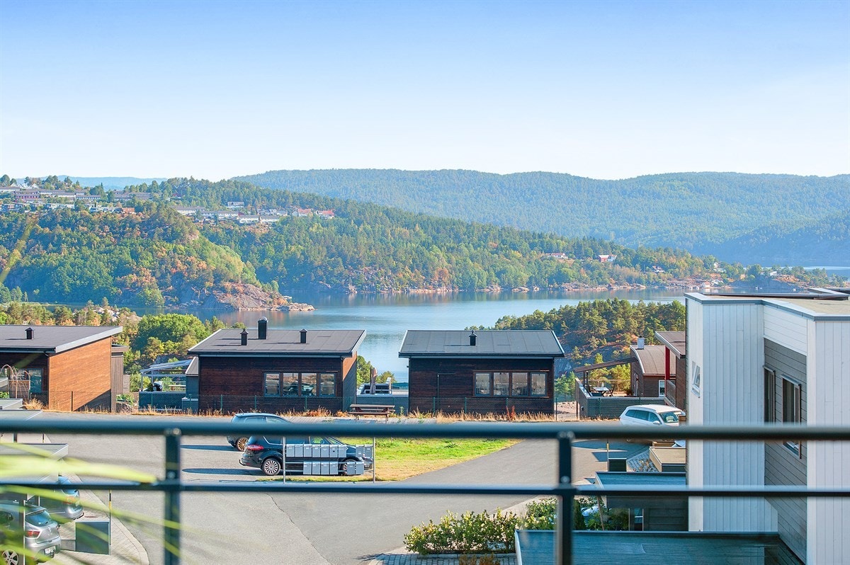 Flott utsikt mot Ålefjærfjorden Galleribilde