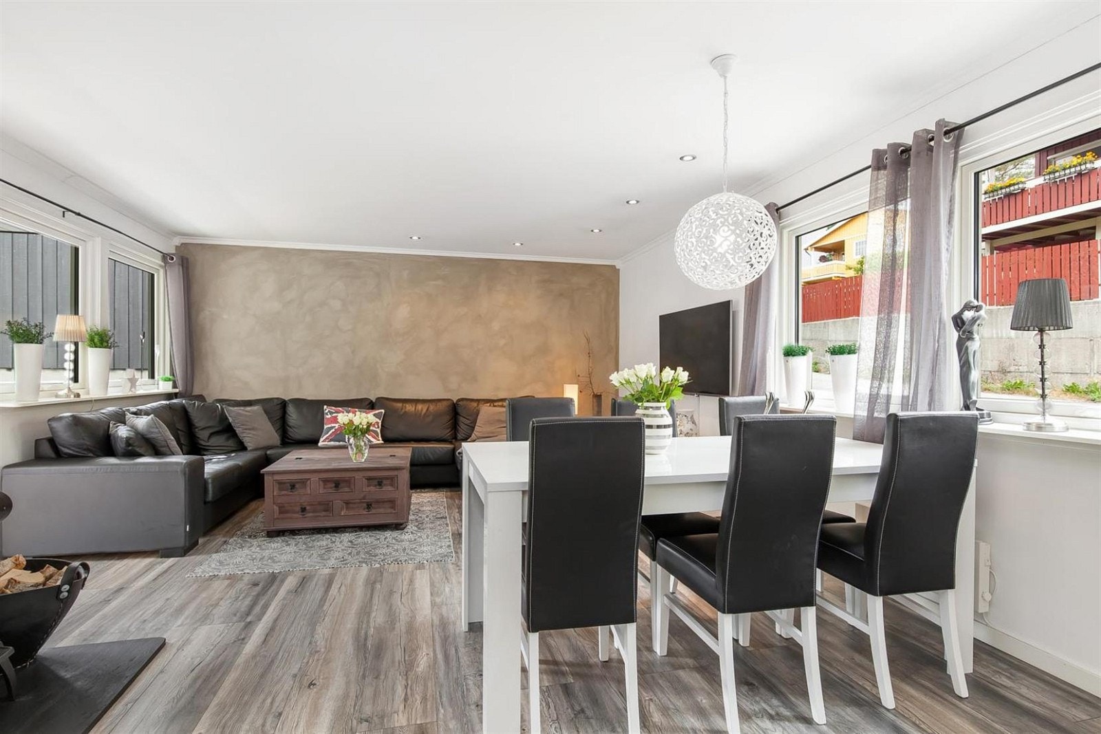 Lyst og åpent med utgang til veranda. Galleribilde