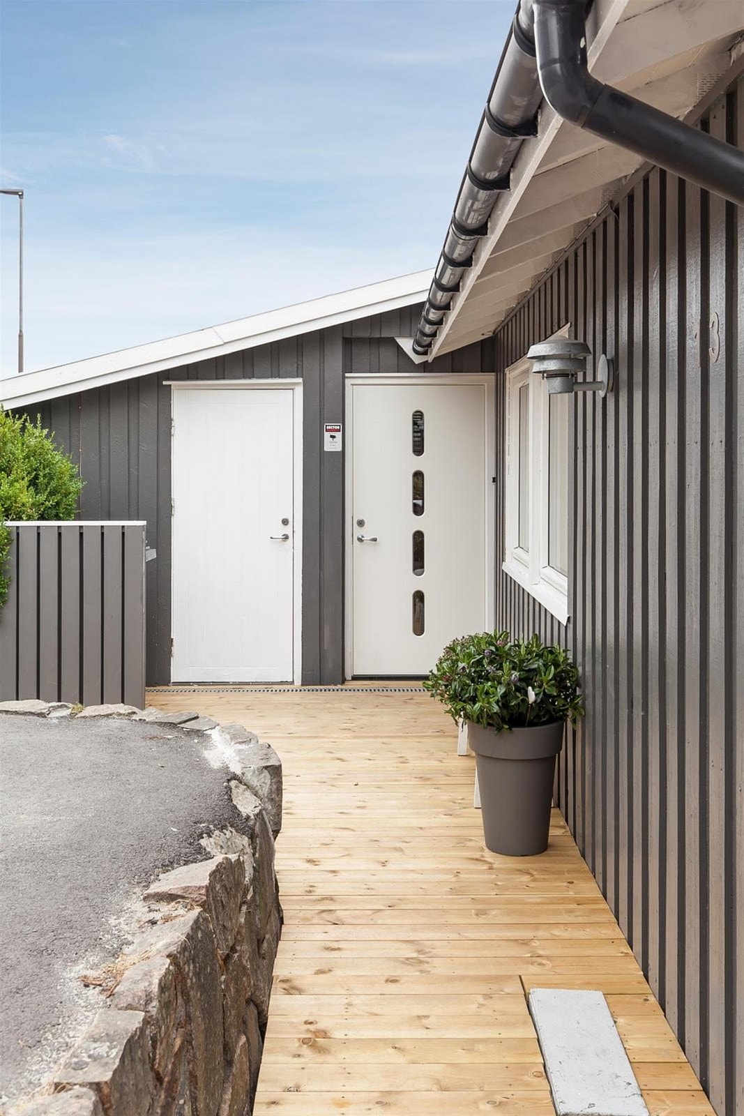 Hyggelig inngangsparti. Stor utvendig bod på ca. 12 kvm. Galleribilde