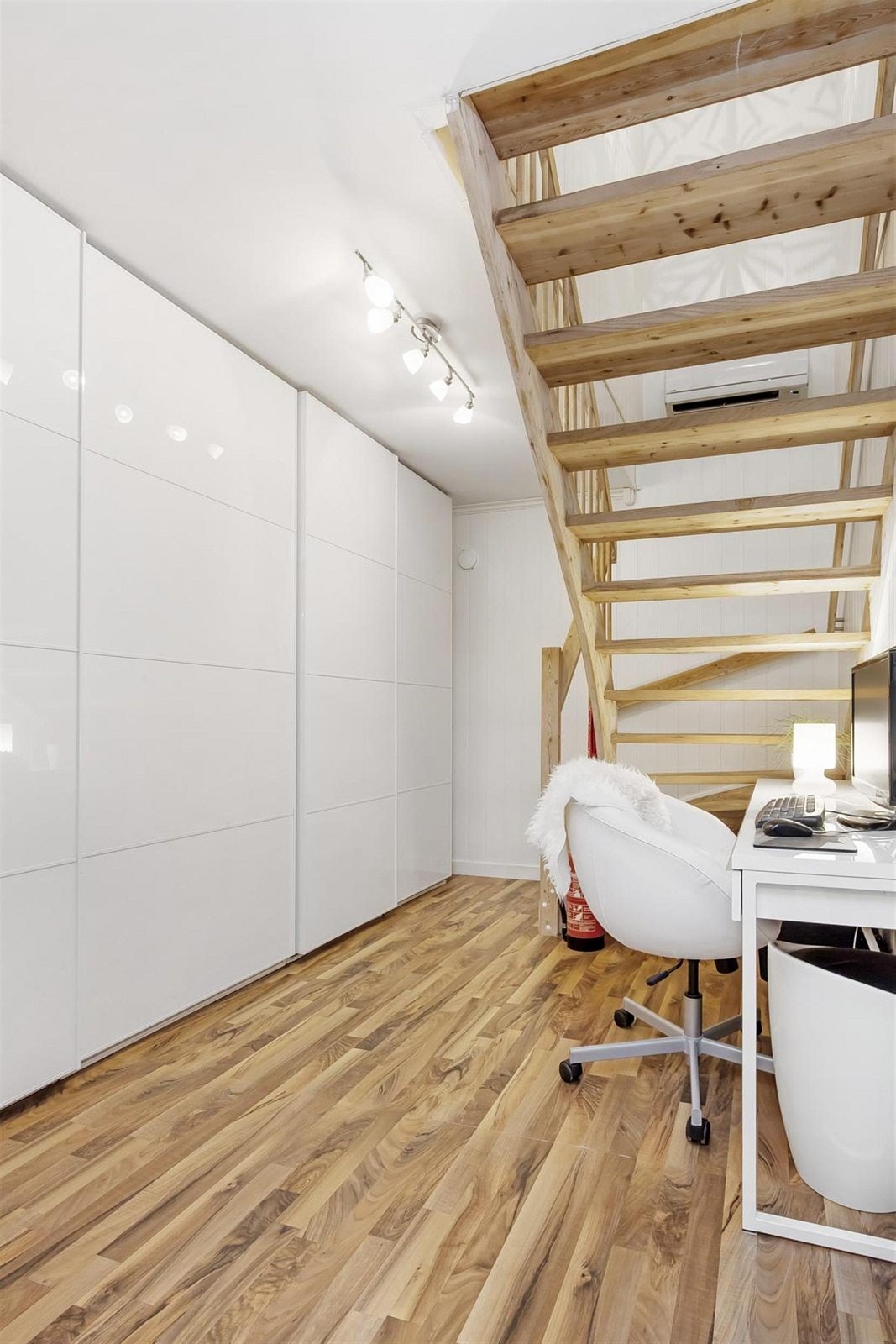 Trappeom med stor garderobe. Varme i gulv i hele underetasjen foruten soverommene. Galleribilde