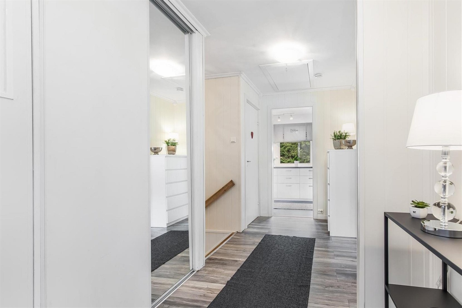 Entré med oppheng for klær og sko. Skyvedørsgarderobe. Galleribilde