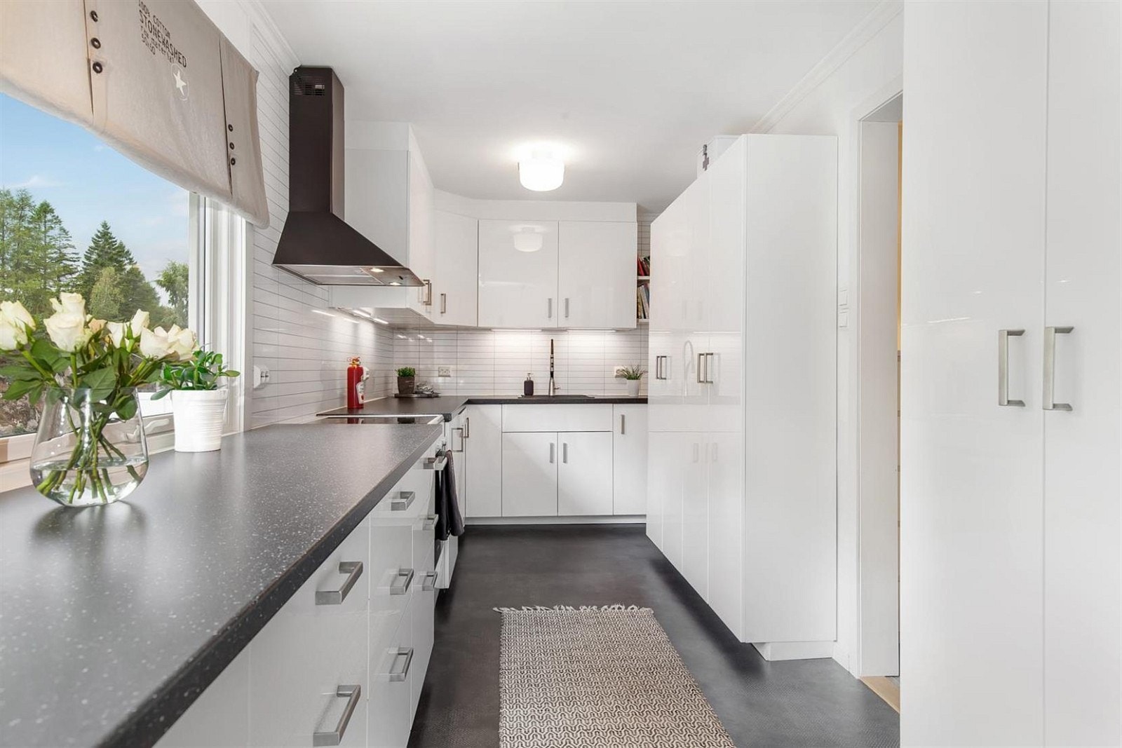 Pent kjøkken fra 2016 med god oppbevaringsplass. Galleribilde