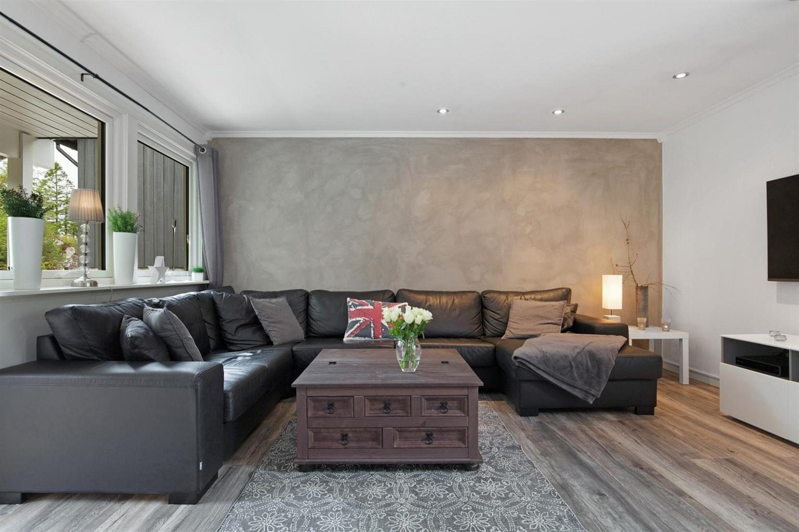 Her har man god plass til stor sofagruppe. Downlights i tak. Galleribilde