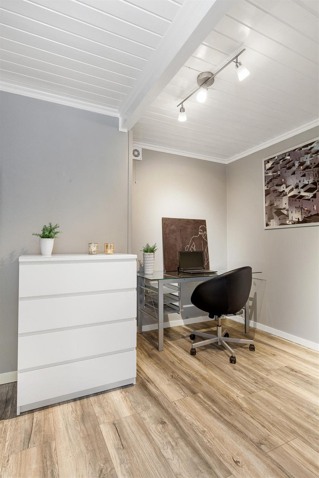 Bod/kontor i hovedetasjen. Galleribilde