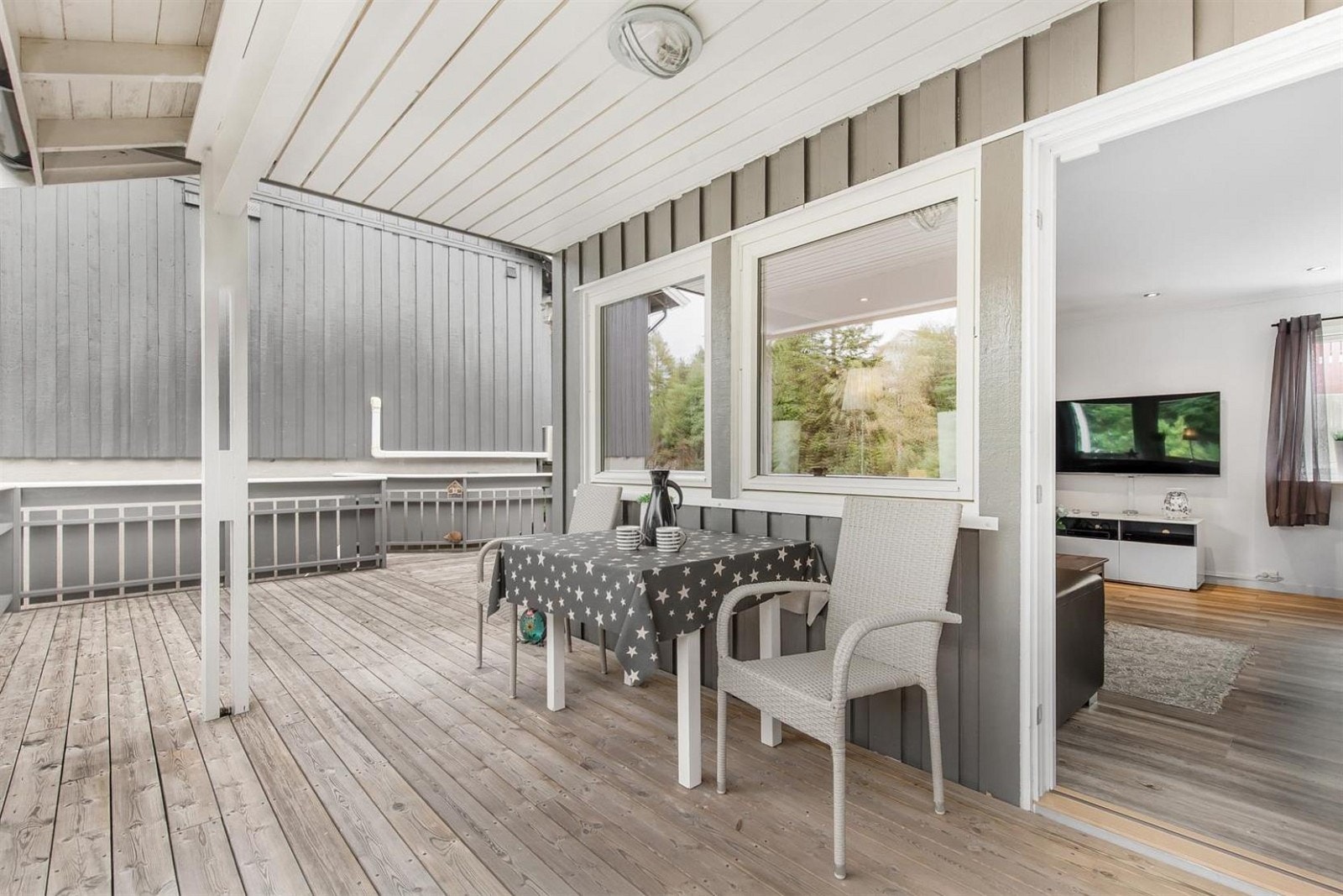 Fra stuen har man utgang til stor veranda. Galleribilde