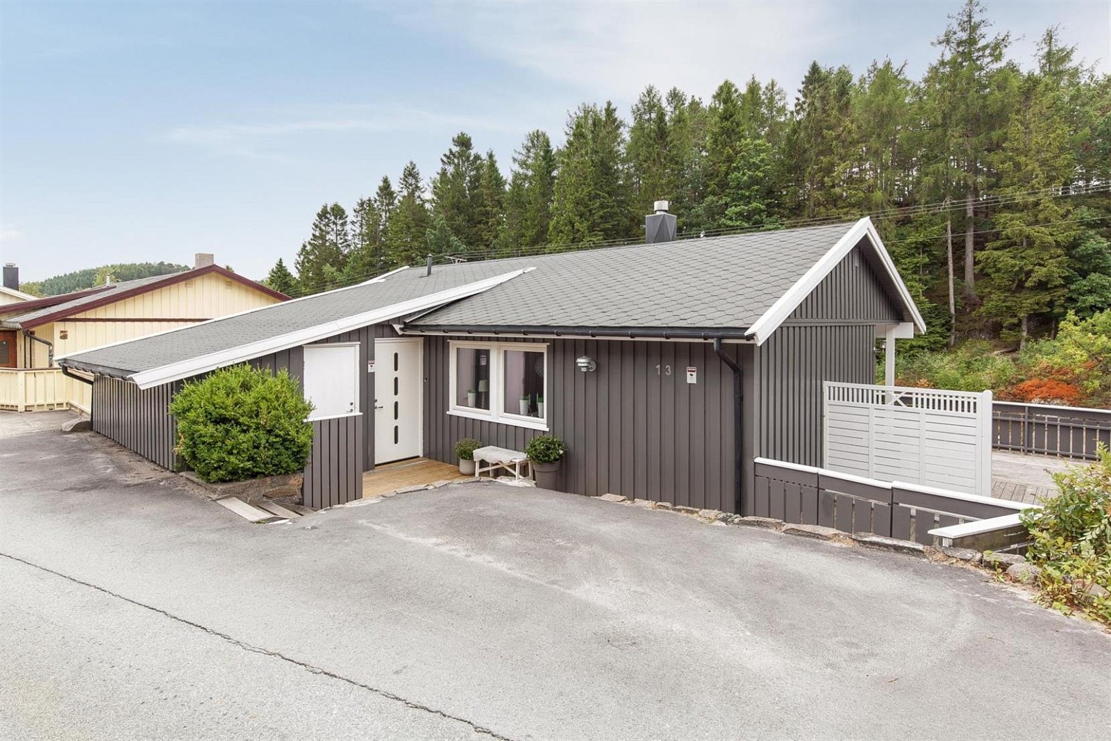 Biloppstillingsplass utenfor boligen, garasje ca. 100 m unna. Galleribilde