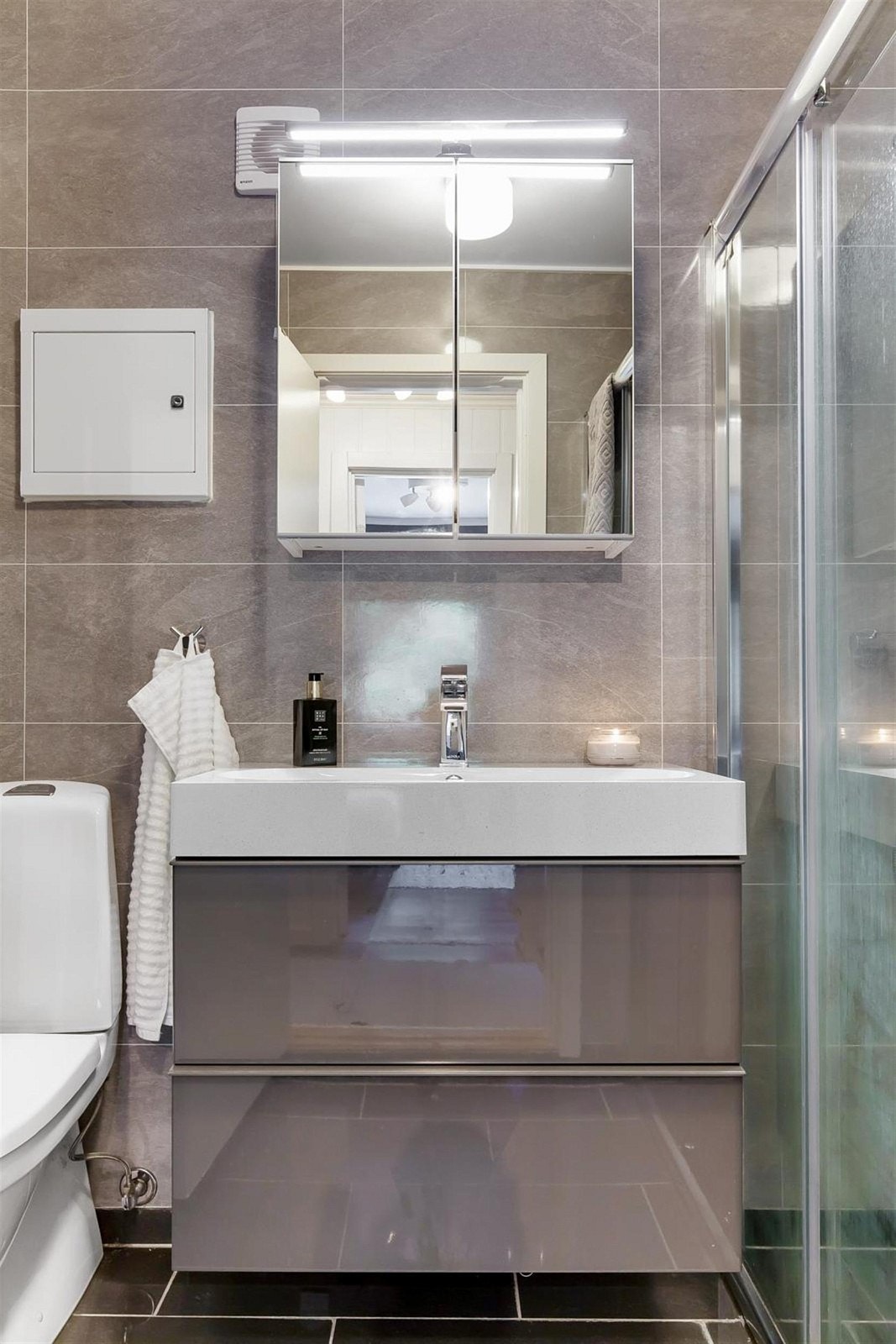 Pent, flislagt bad totaloppusset i 2015. Varmekabler i gulv, stor dusjnisje, klosett og servant med skap. Galleribilde