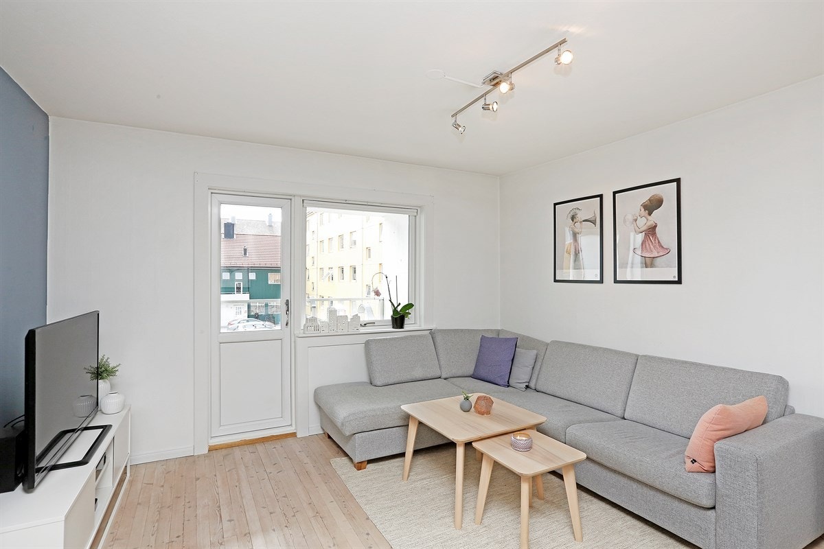 Stue med peisovn og utgang balkong Galleribilde