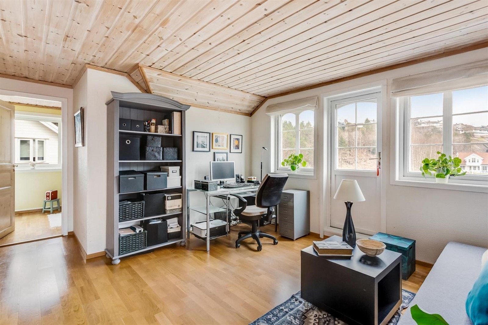 Loftstue med utgang til veranda. Galleribilde