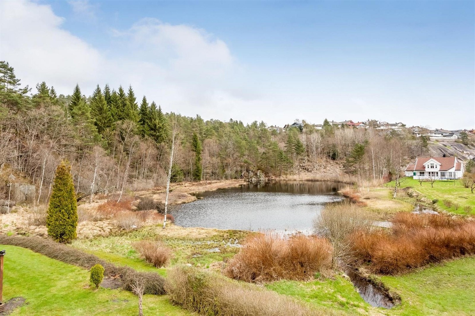 Nydelig badevann ved eiendommen. Galleribilde