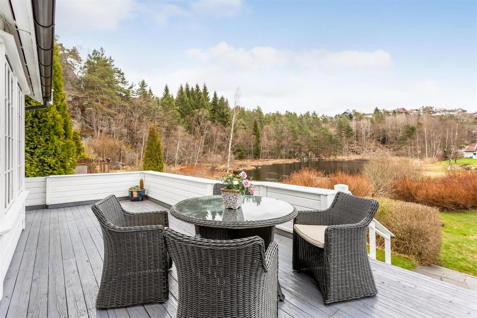 Terrasse/hage med tilgang til friområde. Galleribilde