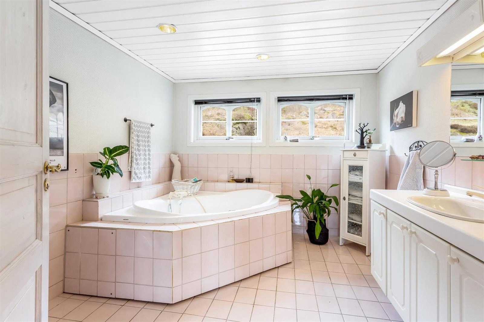Romslig bad i 2 etg med badekar. Galleribilde