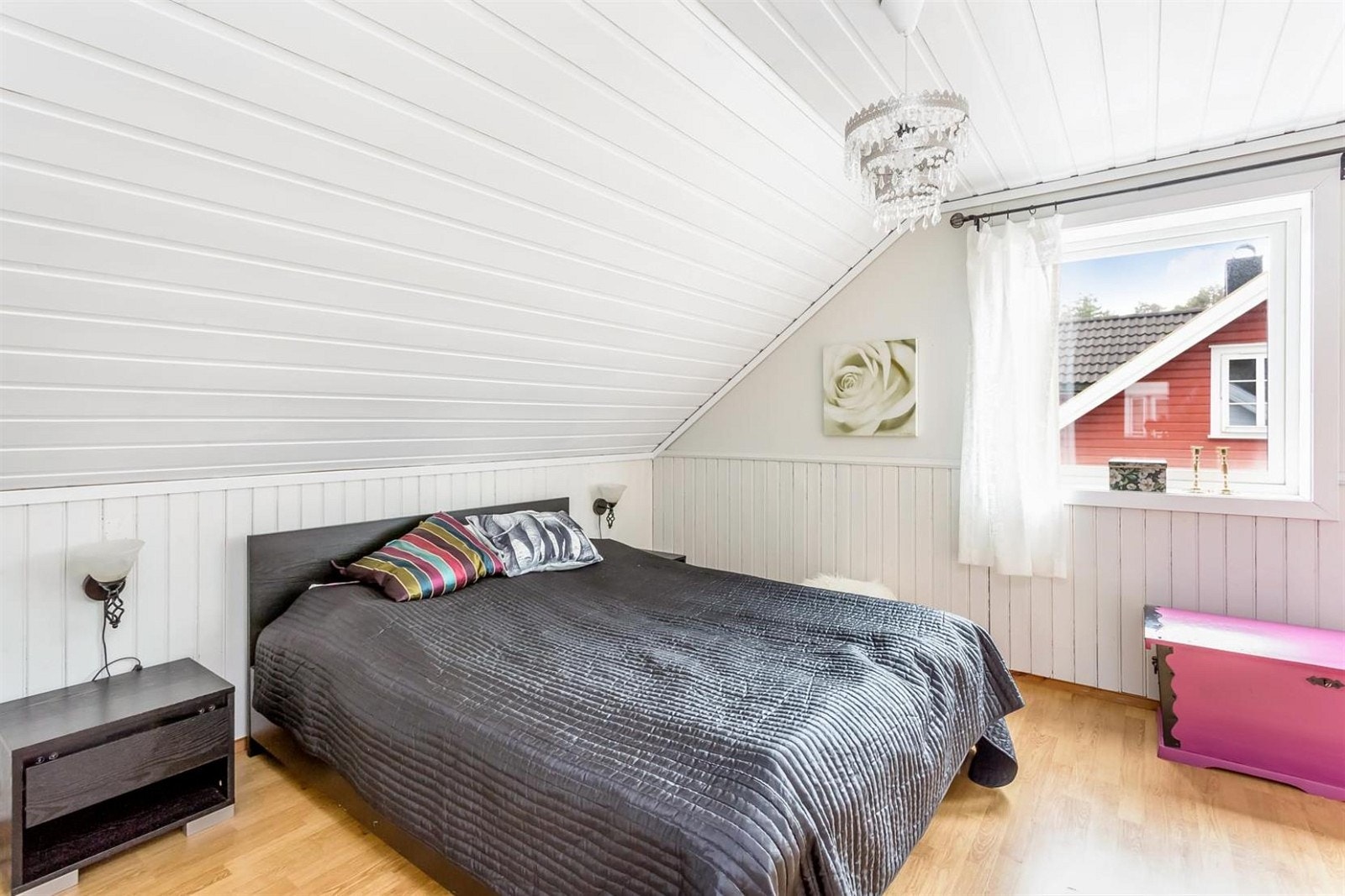 Lys og pent soverom. Galleribilde