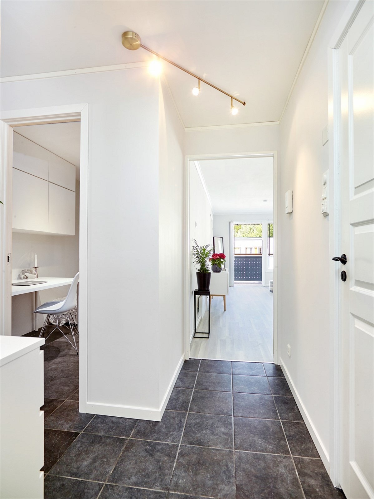 Entré. Kontoret er satt opp med lettvegger så planløsningen kan enkelt endres på dersom det er ønskelig Galleribilde