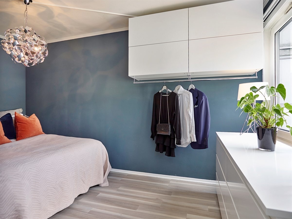 Romslig soverom med god plass til dobbeltseng Galleribilde