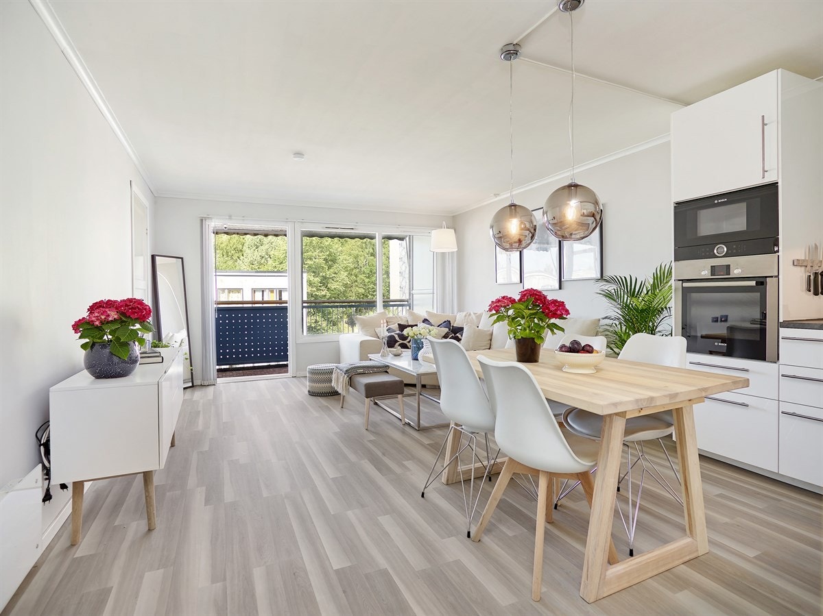 Den åpne løsningen mot stuen gir et luftigere allrom og inviterer til sosial matlaging Galleribilde