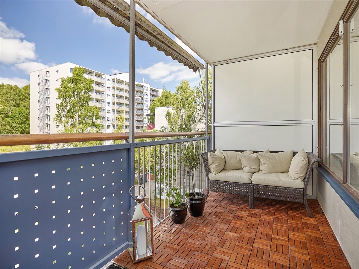 Fra stuen er det utgang til boligens solrike balkong som er på ca. 7,5 kvm Galleribilde