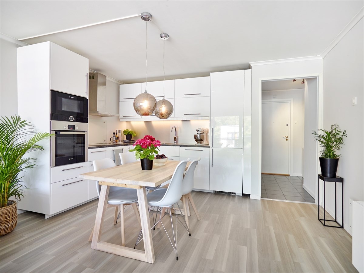 Mot kjøkkenet er det naturlig plass til spisebord Galleribilde