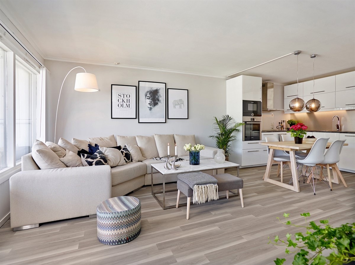 Det er god plass til sofaseksjon med tilhørende møblement Galleribilde