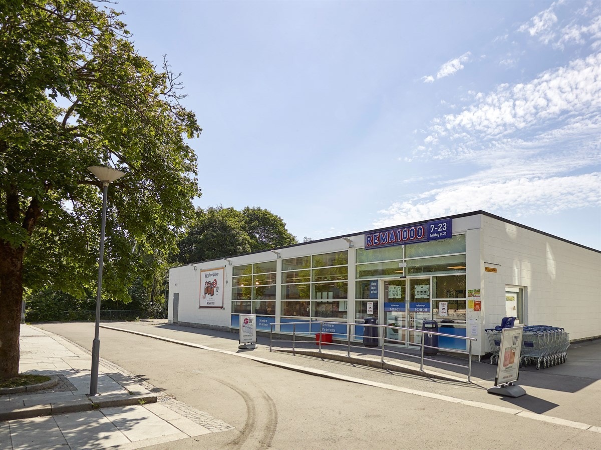 Det finnes flere matbutikker i kort avstand fra boligen, som Rema 1000 i Hovseterveien 70 Galleribilde