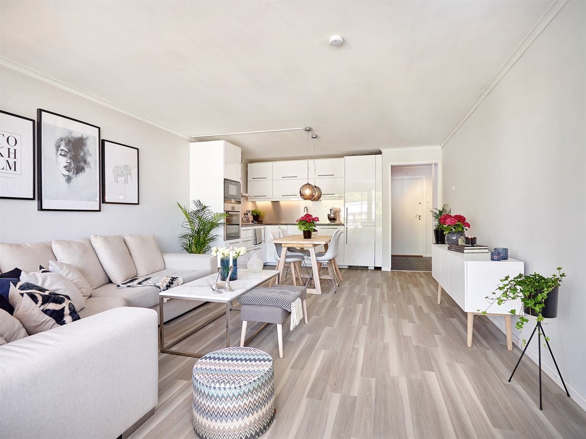 Leiligheten er malt i tidsriktige fargekombinasjoner og innredet med moderne materialvalg Galleribilde