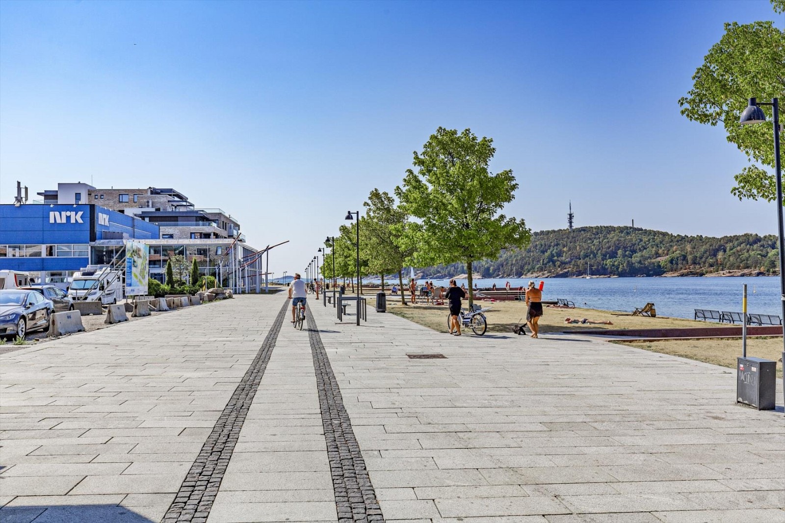 1km lang strandpromenade like utenfor døren. Galleribilde