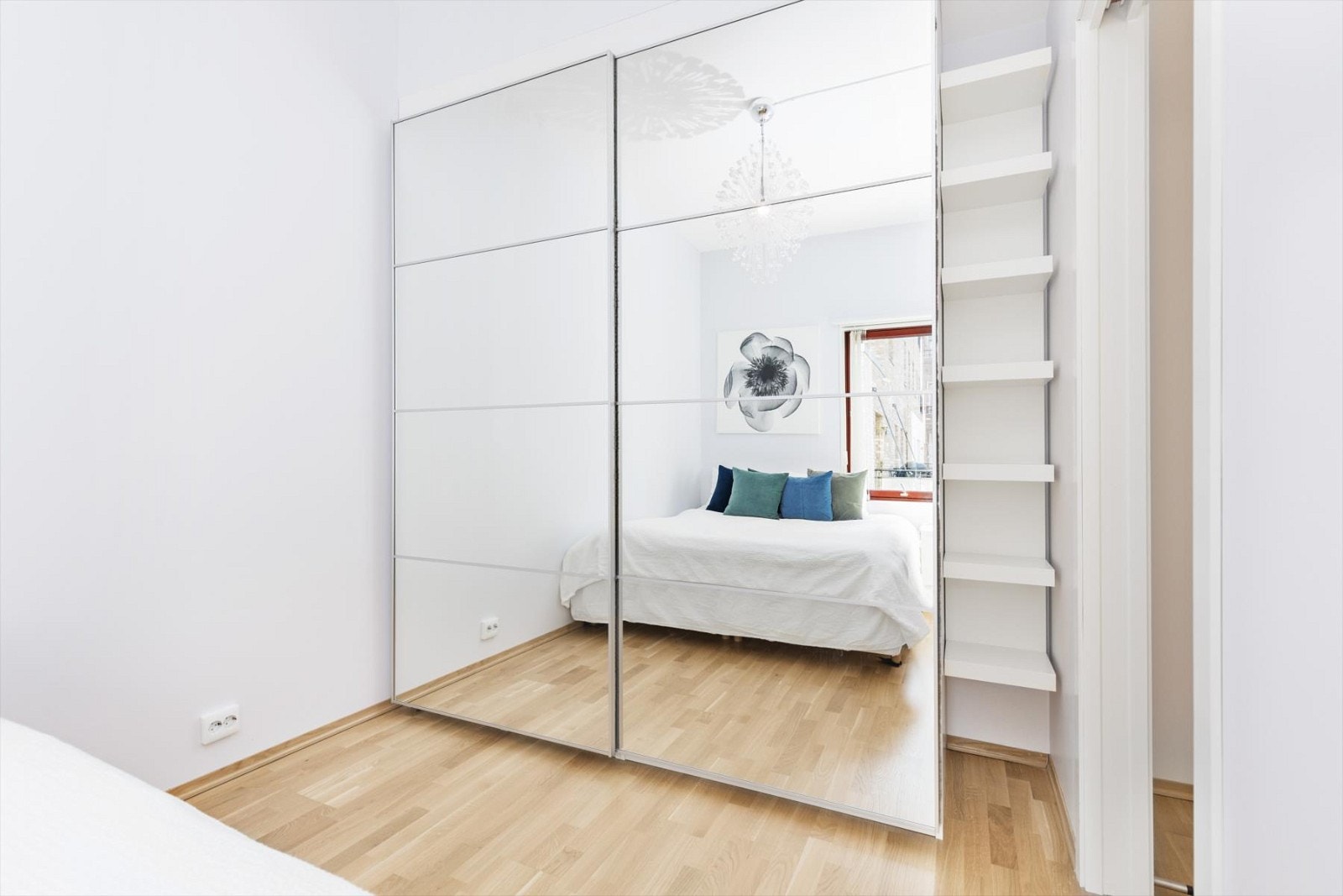 Stor skyvedørsgarderobe. Galleribilde