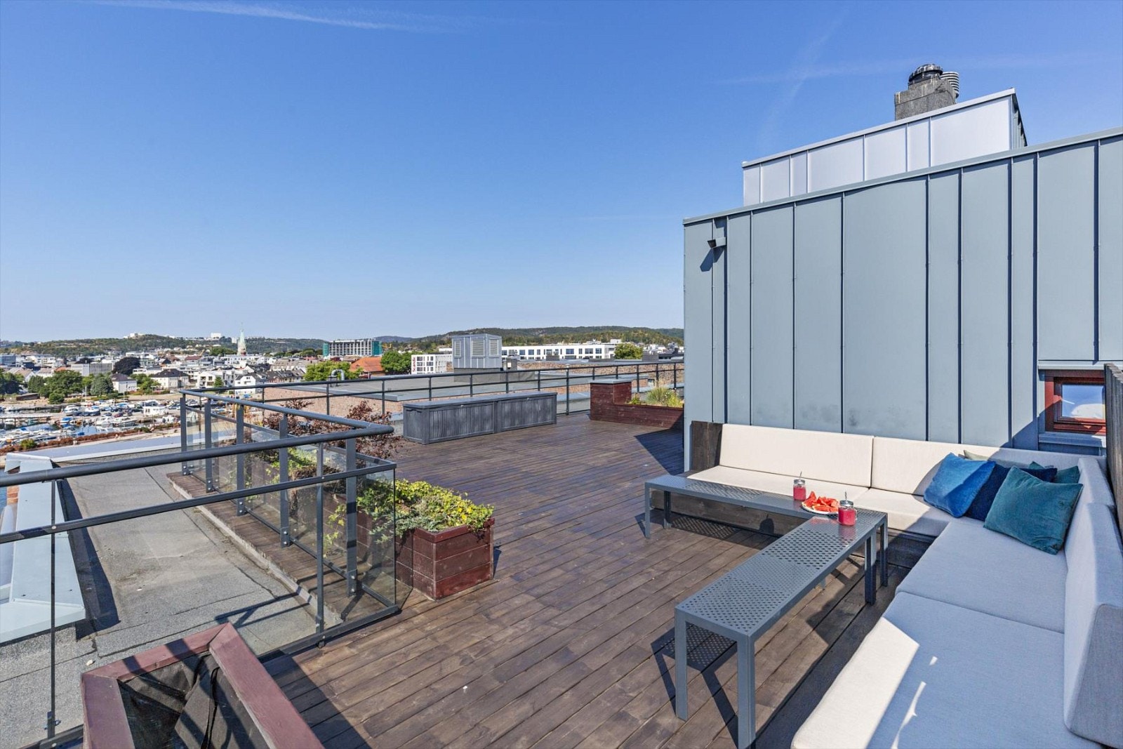 Store og solrik felles takterrasse. Galleribilde