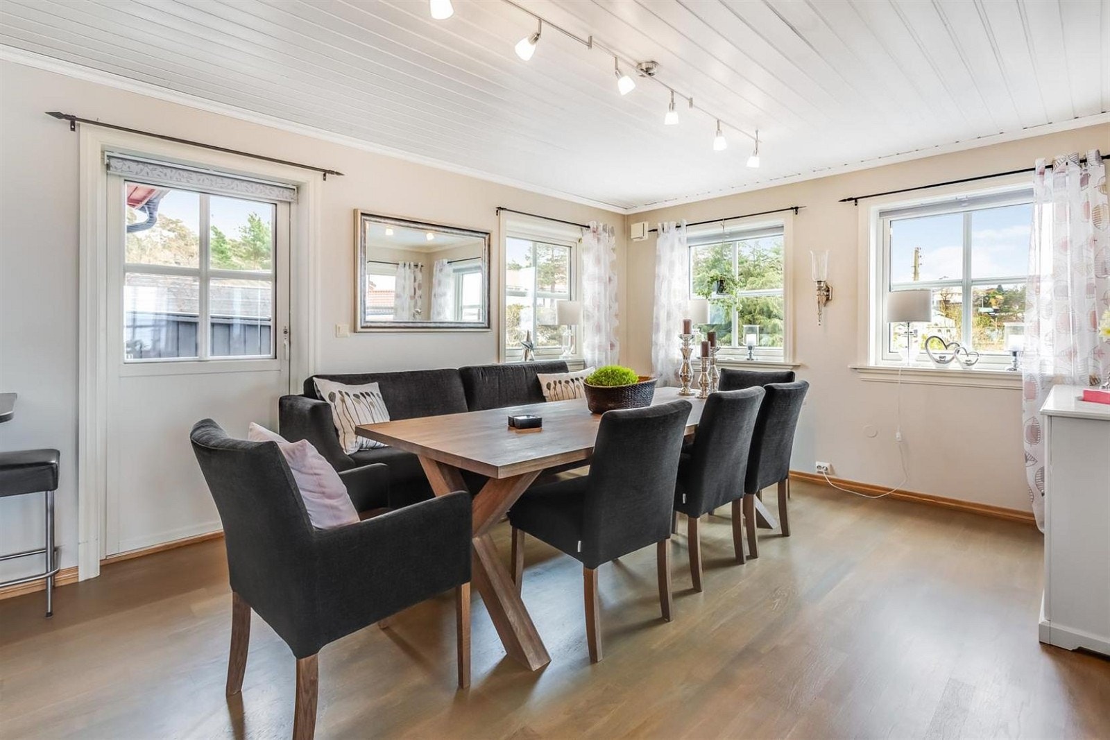 Spise stue mellom stuen og kjøkkenet. Galleribilde