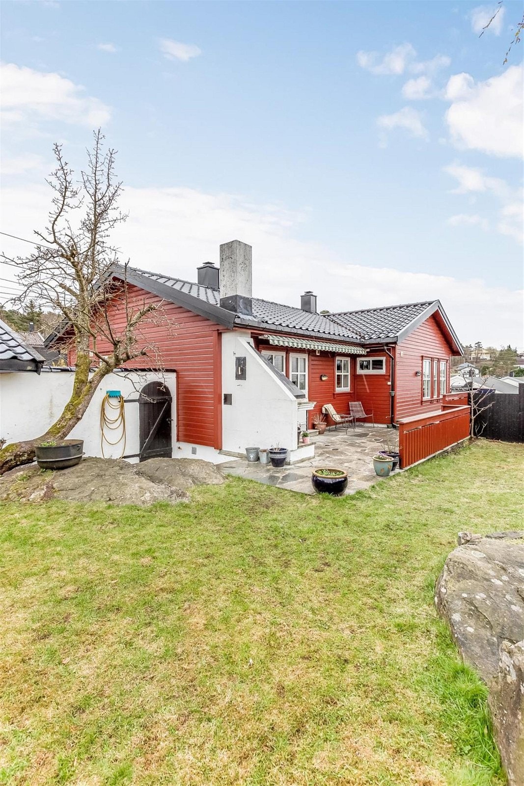 Hage med en koselig krok for å få med seg solen på denne siden også. Galleribilde