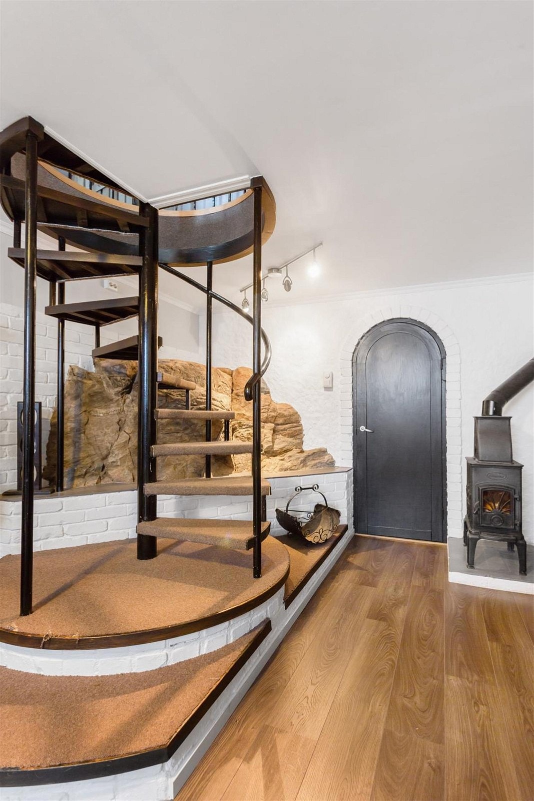 Kjellerstuen med ved ovn. Galleribilde