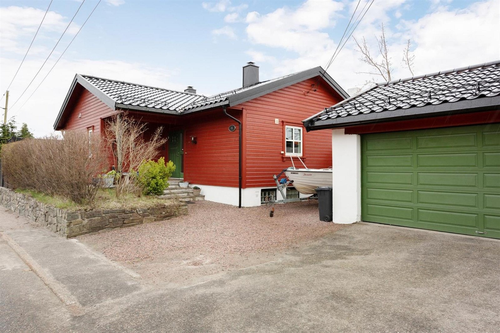 Garasje med biloppstillingsplass i front. Galleribilde