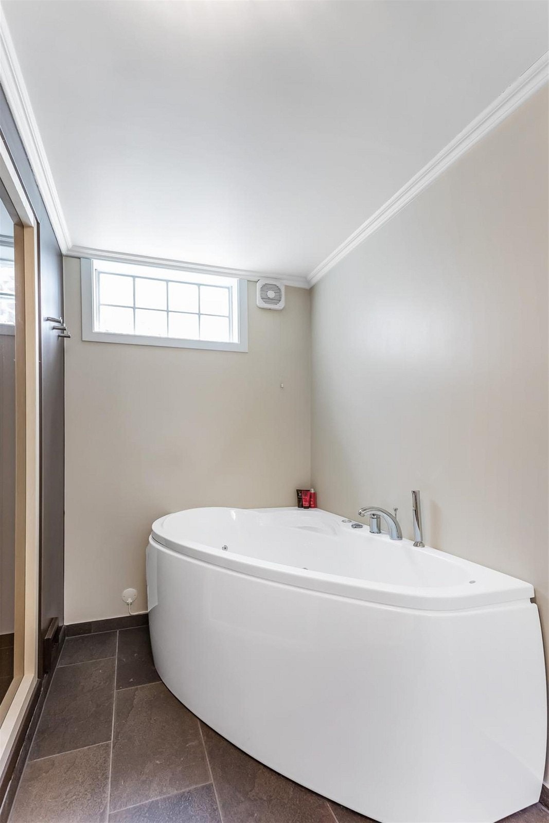 Badekar på badet i u.etg. Galleribilde