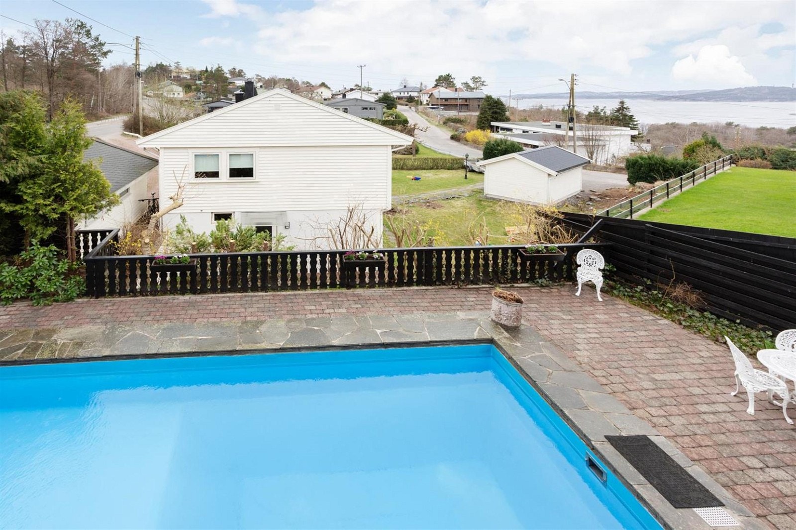 Utsikt fra terrassen med utgang fra stuen i 1.etg Galleribilde